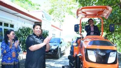 Bupati Samosir Serahkan Bantuan Alsintan Sumber Dana APBN 2025