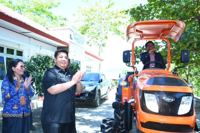 Bupati Samosir Serahkan Bantuan Alsintan Sumber Dana APBN 2025