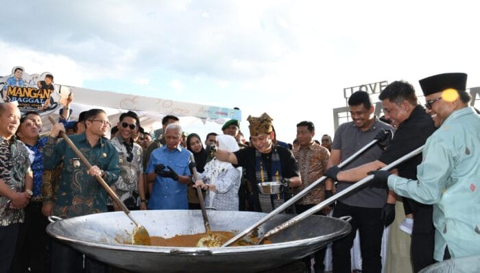 Gubsu Bersama Bupati se-Kawasan Danau Toba Hadiri Mangan Baggal di Pantai Bebas Parapat