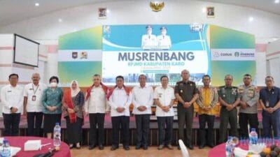 Bupati Karo Serahkan SHM Untuk Warga Relokasi dan Penghargaan Inovasi Pemerintah Daerah