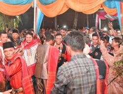 Masyarakat Lobu Tua Adakan Acara Mamoholi dan Upa-upa Bupati Tapteng