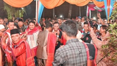 Masyarakat Lobu Tua Adakan Acara Mamoholi dan Upa-upa Bupati Tapteng