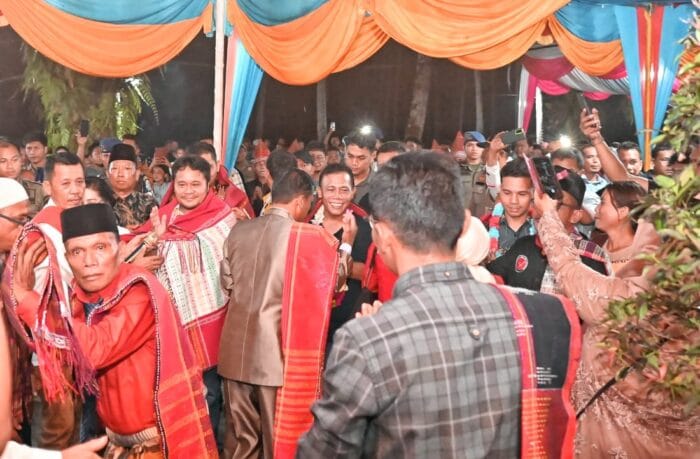 Masyarakat Lobu Tua Adakan Acara Mamoholi dan Upa-upa Bupati Tapteng