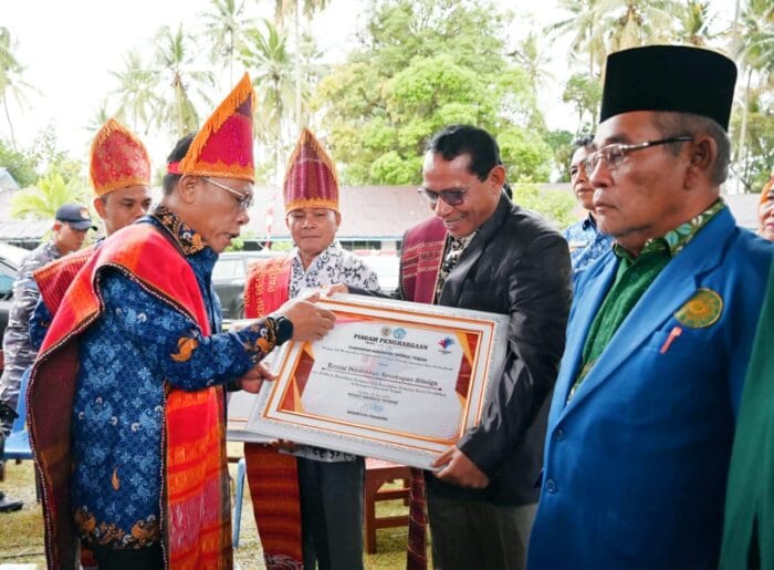 Bupati Tapteng Pembina Upacara Hardiknas 2025