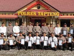 Kapolres Tapteng Beri Penghargaan Kepada Anggota Berprestasi dan Berdedikasi