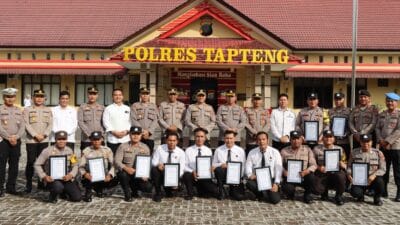 Kapolres Tapteng Beri Penghargaan Kepada Anggota Berprestasi dan Berdedikasi
