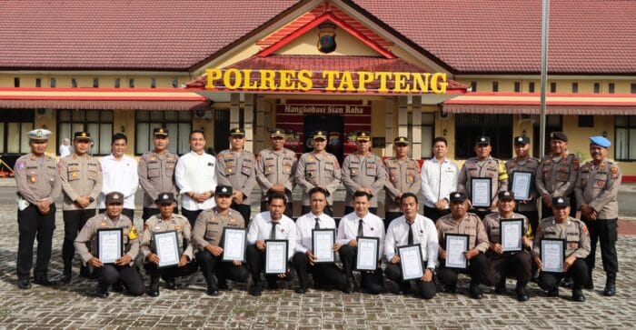Kapolres Tapteng Beri Penghargaan Kepada Anggota Berprestasi dan Berdedikasi