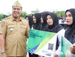 Wakil Bupati Batu Bara Serahkan Kartu BPJS Ketenagakerjaan Bagi Guru Non-ASN