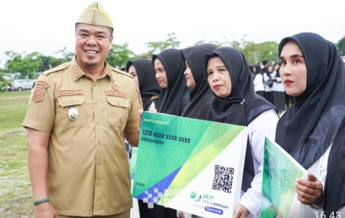 Wakil Bupati Batu Bara Serahkan Kartu BPJS Ketenagakerjaan Bagi Guru Non-ASN