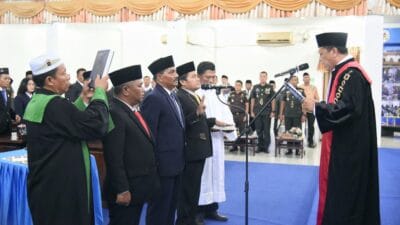 Sekdakab Tapteng Hadiri Pelantikan dan Pengucapan Sumpah Janji Pimpinan DPRD