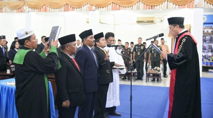 Sekdakab Tapteng Hadiri Pelantikan dan Pengucapan Sumpah Janji Pimpinan DPRD