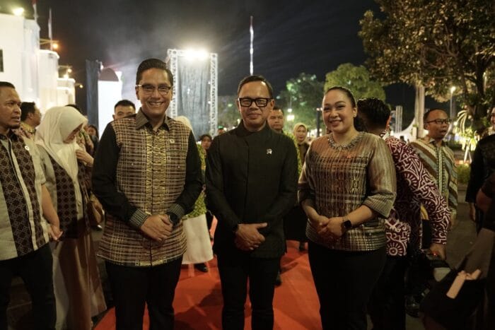Kenakan Songket Medan, Rico Waas dan Ketua TP PKK Tampil Kompak di Gala Dinner Munas VII APEKSI Surabaya
