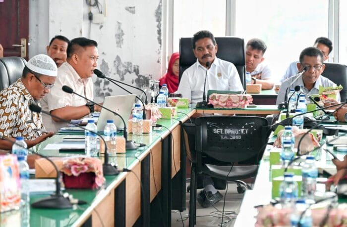 RDP dengan DPRD, Sekdakab Tapteng: Pemkab Akan Tinjau Kembali Penerima Beasiswa Berprestasi Kurang Mampu Kuliah di PTN