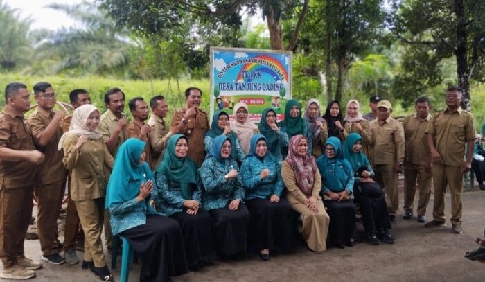 Ketua TP PKK Batu Bara Serahkan Bantuan Kursi Roda dan Sembako di Desa Tanjung Gading