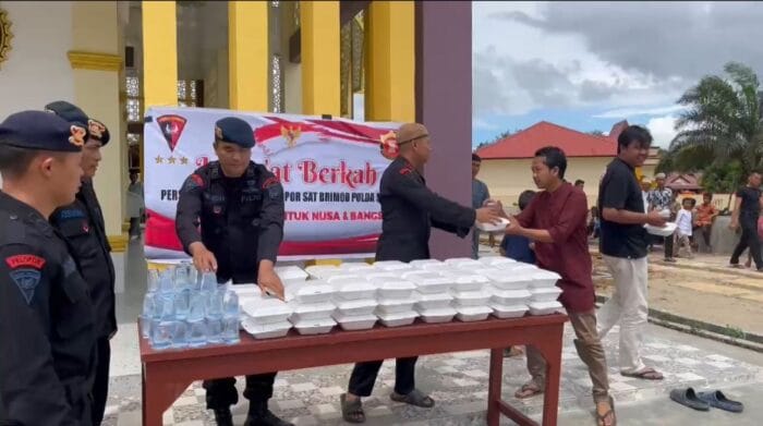 Batalyon C Pelopor Bagikan 100 Paket Makanan Gratis Usai Salat Jumat di Tapsel