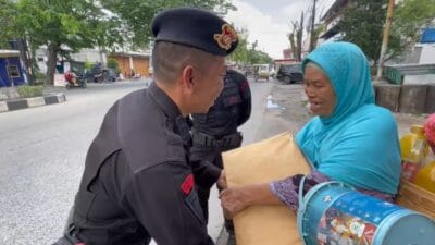 Brimob Batalyon A Pelopor Tebar Kepedulian Lewat Aksi Bersih Masjid dan Bagi Sembako