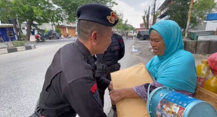 Brimob Batalyon A Pelopor Tebar Kepedulian Lewat Aksi Bersih Masjid dan Bagi Sembako