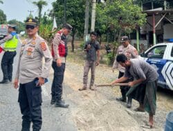 Polres Labusel dan Polsek Sungai Kanan Respons Cepat Tambal Jalan Berlubang di Langga Payung