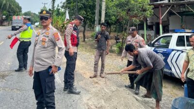 Polres Labusel dan Polsek Sungai Kanan Respons Cepat Tambal Jalan Berlubang di Langga Payung