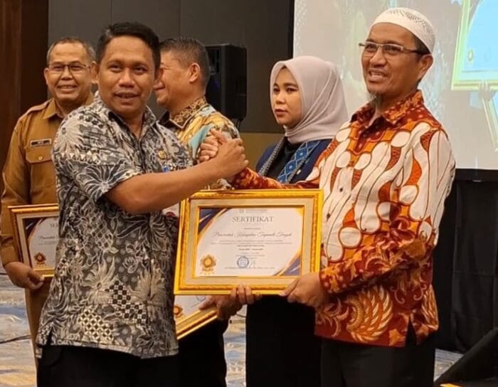 Pemkab Tapteng Terima Penghargaan dari BPJS Kesehatan Pusat