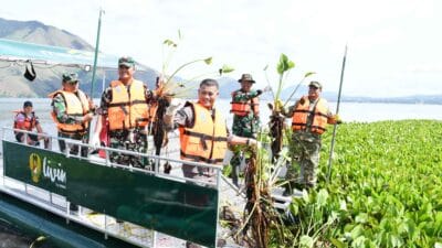 Bupati Samosir Bersama Dandim 0210/TU Terjun Bersihkan Eceng Gondok di Danau Toba
