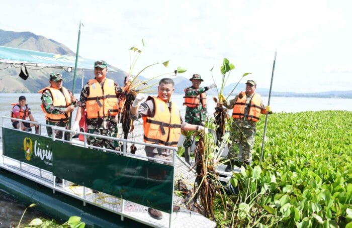 Bupati Samosir Bersama Dandim 0210/TU Terjun Bersihkan Eceng Gondok di Danau Toba