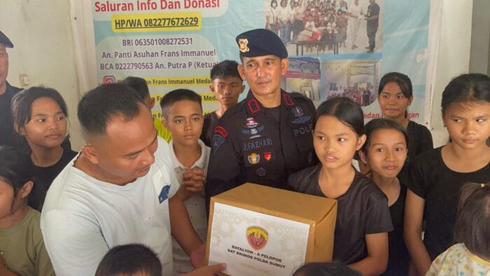 Brimob Polda Sumut Hadirkan Kejutan Kasih untuk Warga Medan