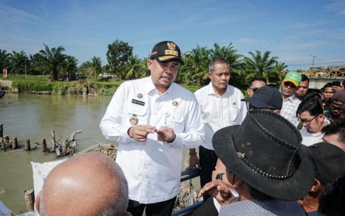 Gubsu Bobby Nasution Tinjau Tanggul Jebol di Sei Dalu-Dalu