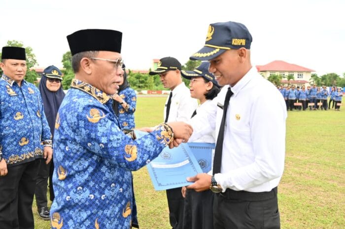Bupati Tapteng Serahkan 386 SK PPPK Angkatan 2024