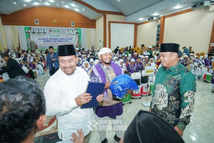 Suasana Haru, Bupati Batu Bara Sambut Kepulangan Jemaah Haji
