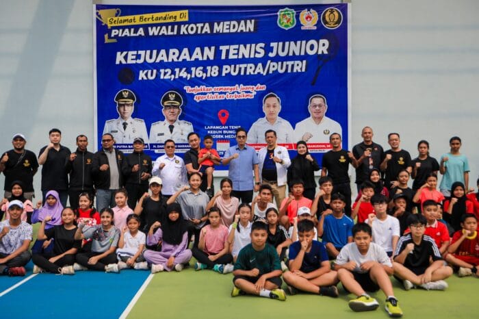 Rico Waas Buka Kejuaraan Tenis Lapangan Kelompok Umur
