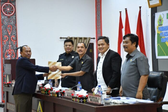Bupati Samosir Bersama DPRD Tetapkan Tiga Ranperda Jadi Perda