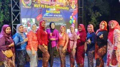 Perempuan Komunitas PJ Family Tampil Anggun dengan Kebaya
