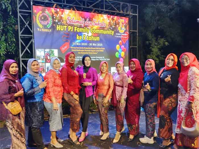 Perempuan Komunitas PJ Family Tampil Anggun dengan Kebaya