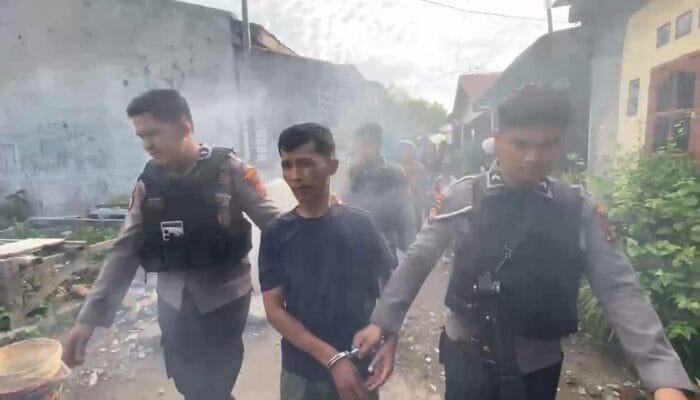 Polrestabes Medan GSN di Jalan Klambir V, Bandar Sabu Dibekuk dan Barak Beranjau Kawat Duri Dibakar