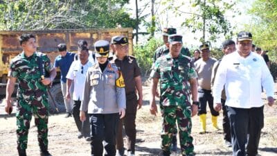 Bupati Samosir Bersama Danrem 023/KS dan Forkopimda Bersihkan Eceng Gondok