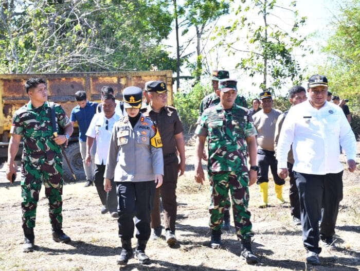 Bupati Samosir Bersama Danrem 023/KS dan Forkopimda Bersihkan Eceng Gondok