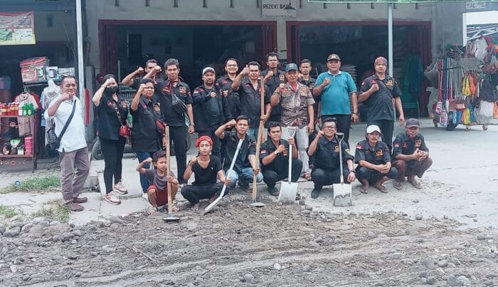 Muspika Namorambe dan PAC GRIB Jaya Gelar Gotong Royong Tutup Jalan Berlubang 