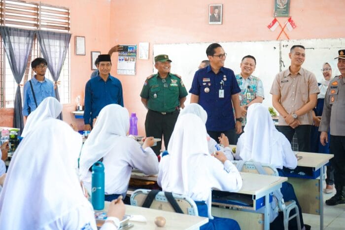 Dukung Penuh Program Makan Bergizi Gratis, Rico Waas Tinjau Langsung Pelaksanaan di SMPN 20