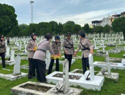 Polwan Polda Sumut Gelar Ziarah ke Taman Makam Pahlawan dalam Rangka Hari Jadi Ke-77