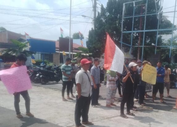 Bupati Deliserdang Diminta Masyarakat Desa Mbaruei Lengserkan Jabatan Kades, Kadus I dan IV