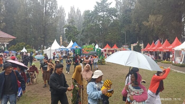 Sejak Pagi FBB Karo 2025 Diguyur Hujan, Pedagang Mengeluh