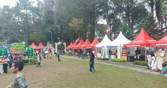 Sejak Pagi FBB Karo 2025 Diguyur Hujan, Pedagang Mengeluh