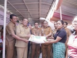 Bupati Karo Serahkan Bantuan Pangan Cadangan Pemerintah untuk Warga di Kecamatan Tiga Panah