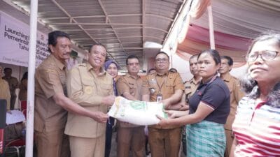 Bupati Karo Serahkan Bantuan Pangan Cadangan Pemerintah untuk Warga di Kecamatan Tiga Panah