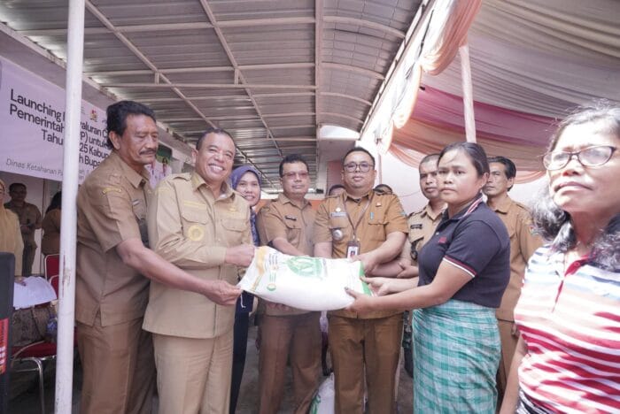 Bupati Karo Serahkan Bantuan Pangan Cadangan Pemerintah untuk Warga di Kecamatan Tiga Panah
