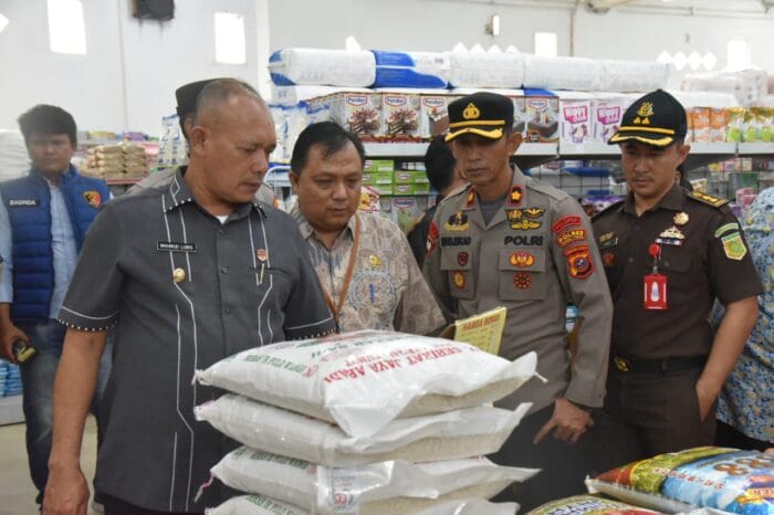 Polres Tapteng Sidak Pasar, Temukan Produk Tanpa Tanggal Kedaluwarsa