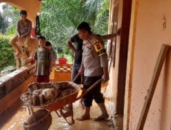 Polri Turun Tangan Bersihkan Masjid Terdampak Longsor di Tapteng