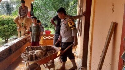 Polri Turun Tangan Bersihkan Masjid Terdampak Longsor di Tapteng