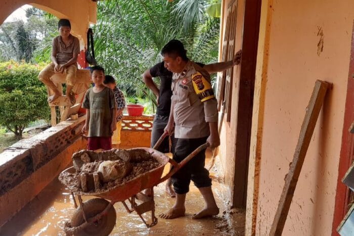 Polri Turun Tangan Bersihkan Masjid Terdampak Longsor di Tapteng